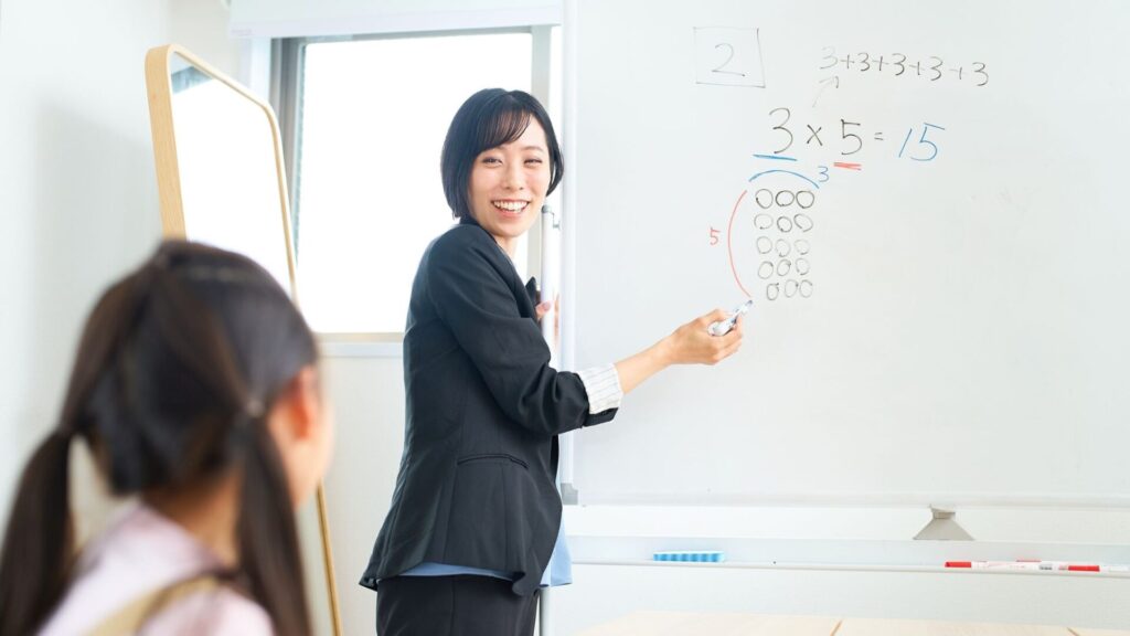 盛岡学習塾の先生がホワイトボードで分かりやすく算数を指導する様子