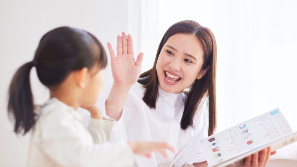 盛岡学習塾先生と楽しく学ぶ小学生の笑顔