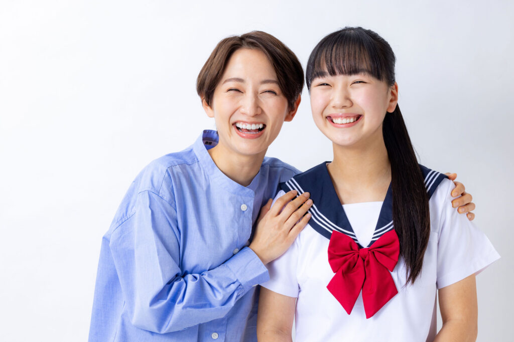 母と娘が笑顔で並んでいる画像