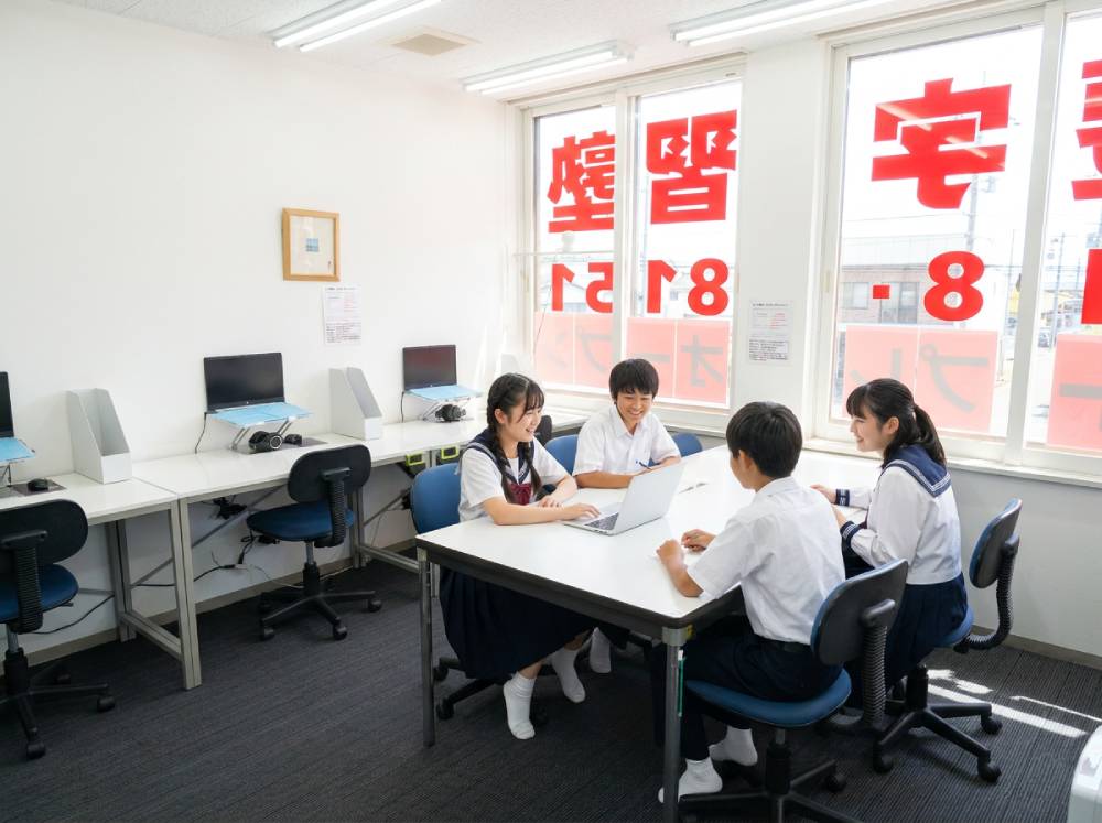 盛岡学習塾の中学生授業風景。少人数の中学生が個別の机に向かい、静かに集中して学習している様子。